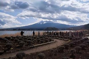 你俩这是在干嘛？第三节行将结束之际 亚历山大和琼斯纠缠在一块